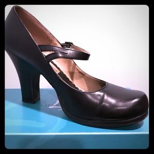 Black heel shoe